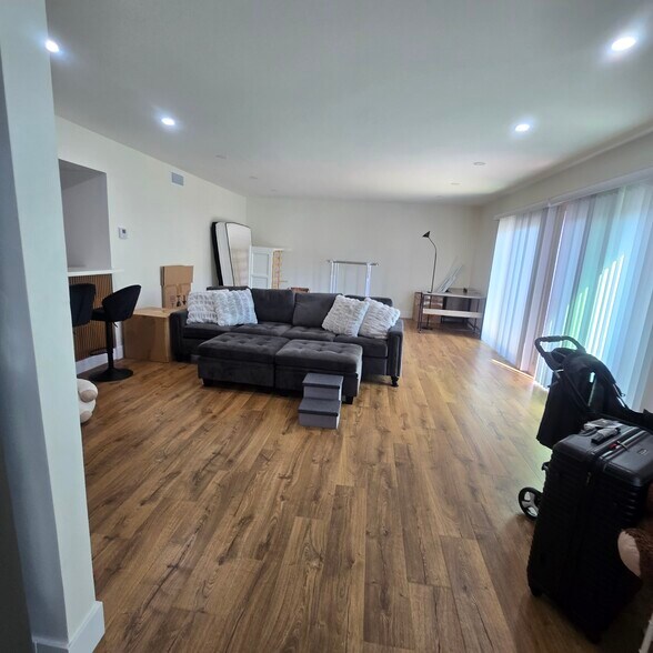 Primary Photo - 916 S Sherbourne Dr