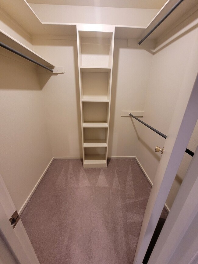 Building Photo - 2 bed 2 bath townhome with 1 car garage