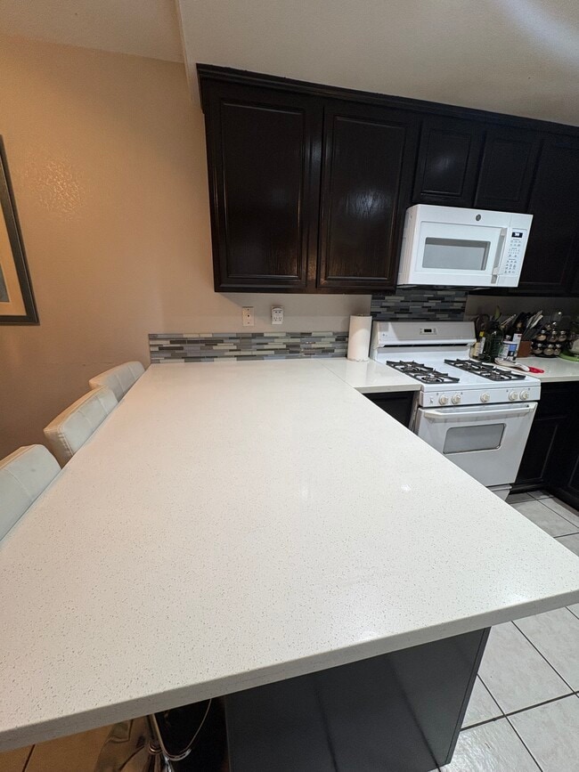 Building Photo - 2300 Greenbriar Dr