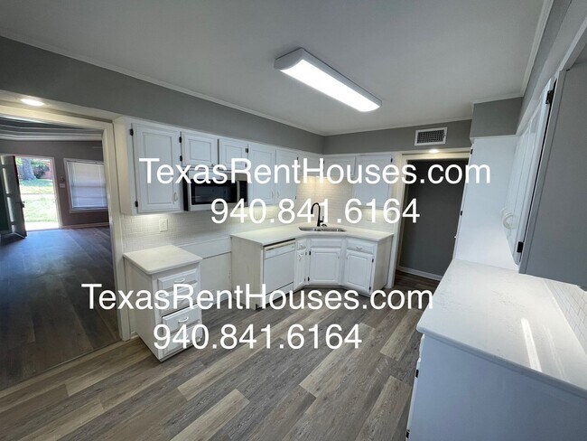 Building Photo - Newly Remodeled Home Across from Fain School