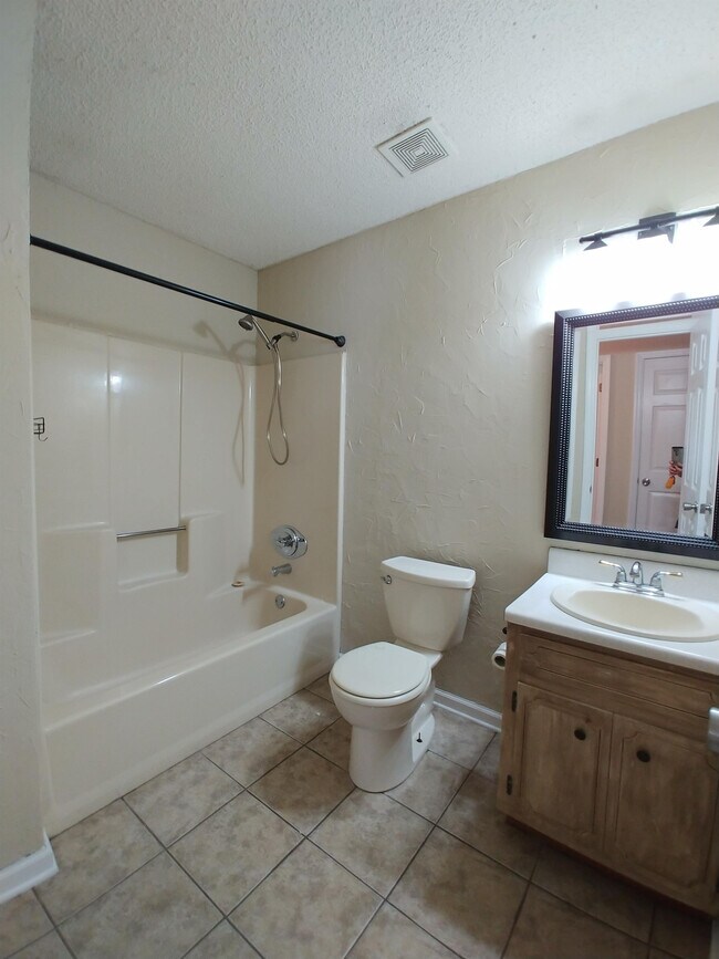 Building Photo - 146 Woodstone Cir