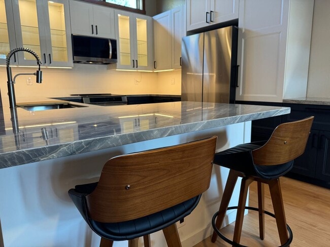 Building Photo - Spacious Snowcreek III Condo – Winter Rental