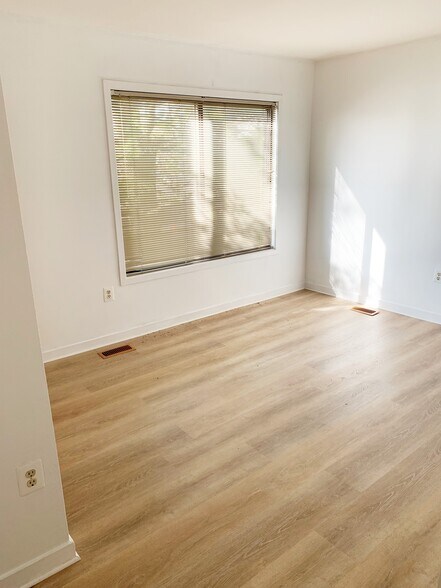 Building Photo - 9745 Lake Shore Dr