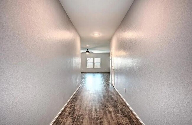 Building Photo - 817 Circle Wy