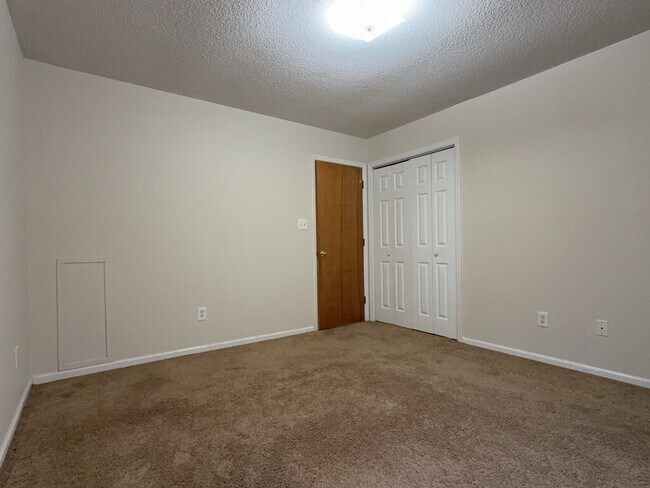 Building Photo - 996 W Pueblo Dr