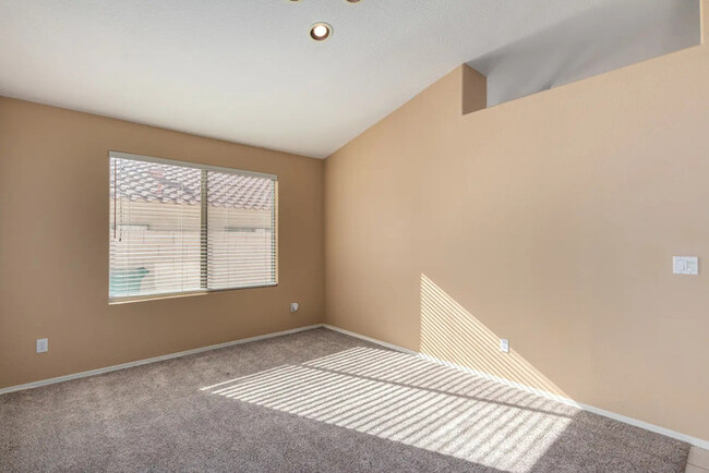 Building Photo - HOME FOR RENT