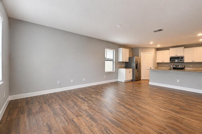 Building Photo - 927 Remington Green Dr SE