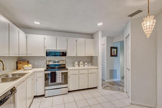 Building Photo - 12 Lexington Ln E