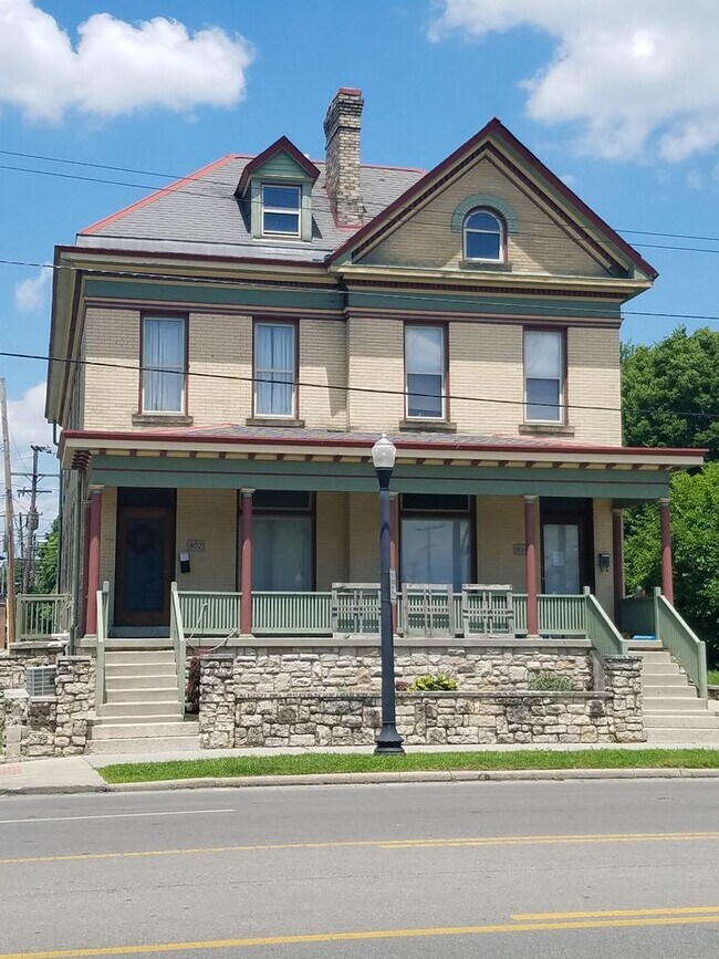 Primary Photo - 804 1/2 E Main St