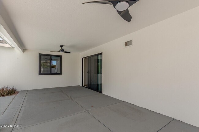 Building Photo - 2210 E Everett Dr