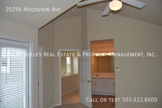 Building Photo - Great 3 bedroom Corner Townhome w/ Walk In...