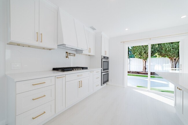 Building Photo - 3163 Camarillo Ave