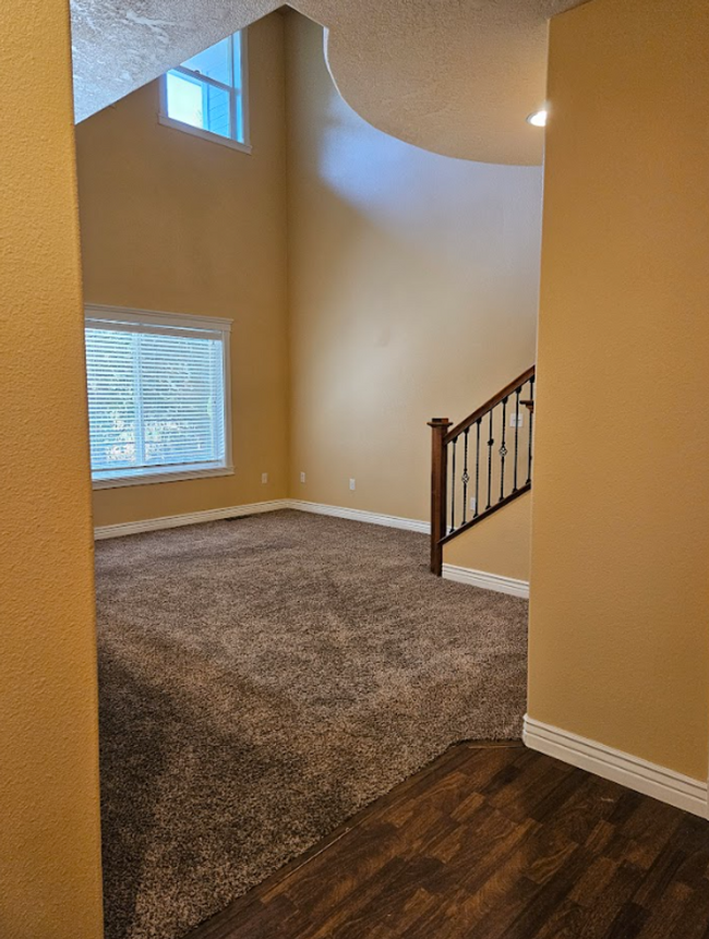 Building Photo - Centrally located 3bed/2.5bath townhome w/...