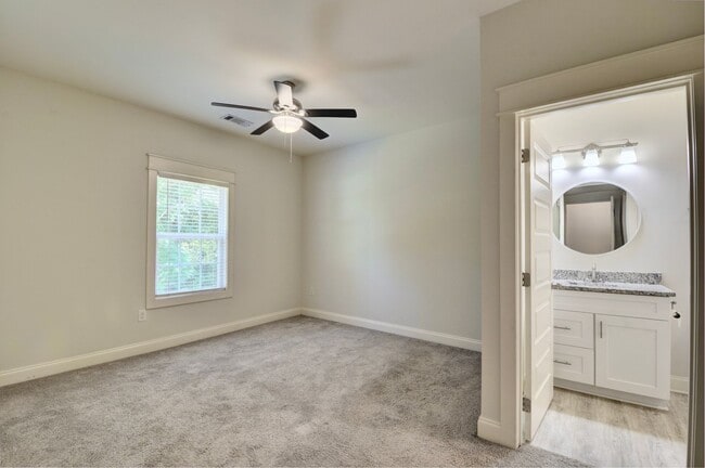 Building Photo - Luxury 3-Bed, 3.5-Bath Townhome in Gatewoo...