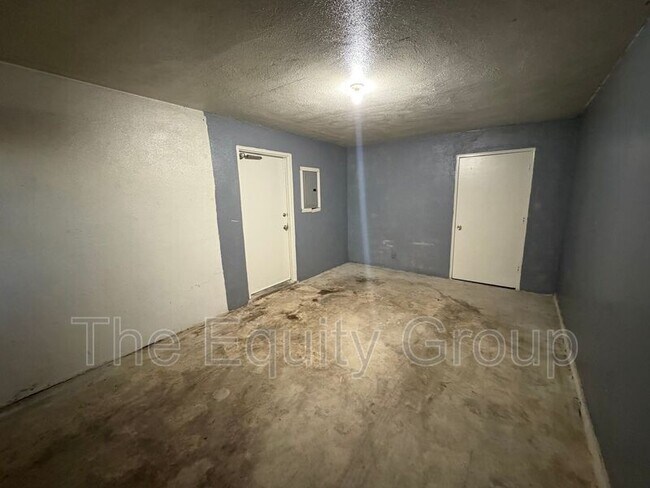 Building Photo - 941 S Demaree St