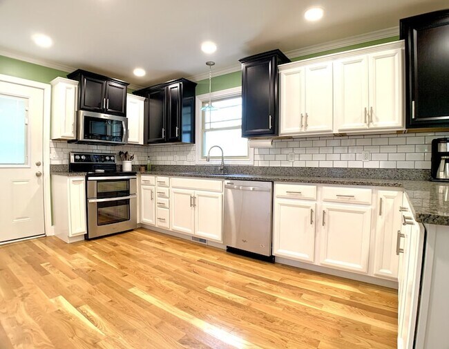 Building Photo - 423 Rivermont Dr