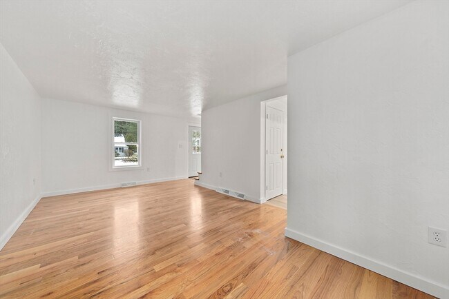 Building Photo - 4 Oaken Bucket Ln