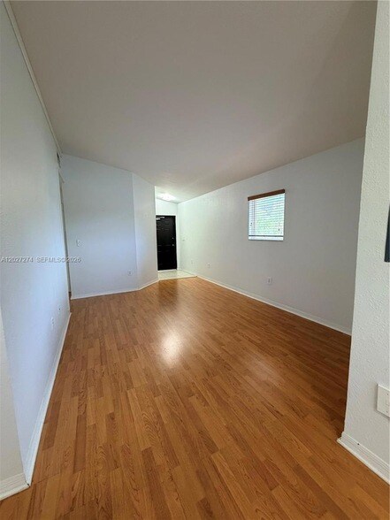 Building Photo - 995 NE 34th Ave