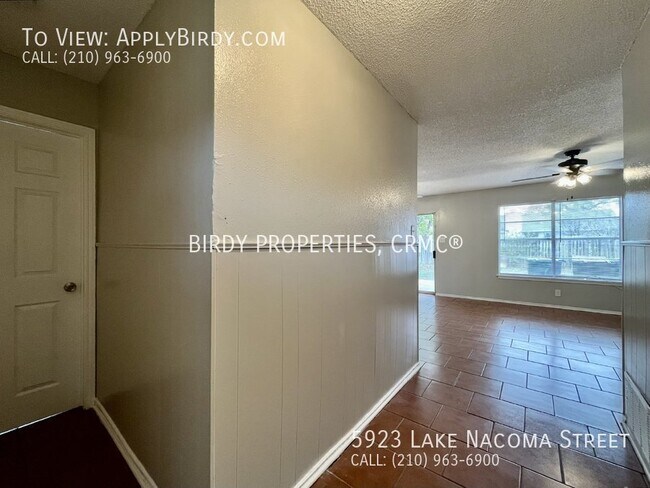 Building Photo - *4 Bed, 2 Bath Home Located in Lakeside**