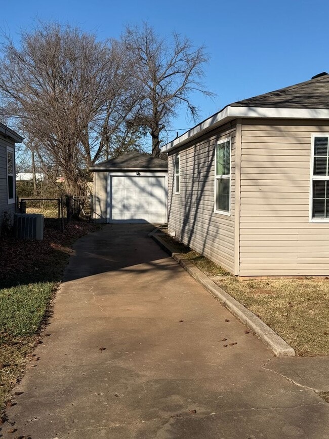 Building Photo - 304 W Chicago St