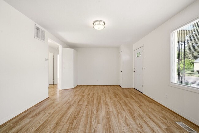 Building Photo - Updated Single-Level Home with Modern Kitchen, Natural Light & Parking