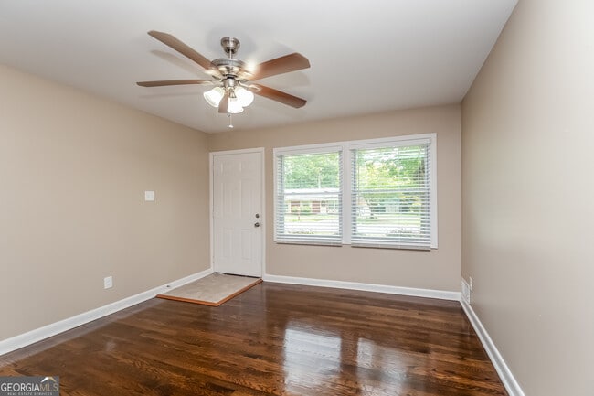 Building Photo - 742 King Rd