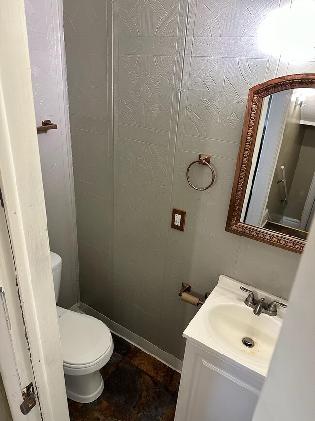 Building Photo - 821 Elizabeth Ave