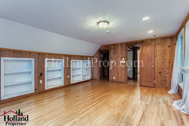 Building Photo - Spacious 3-Bedroom Hillsboro Home with Spa...