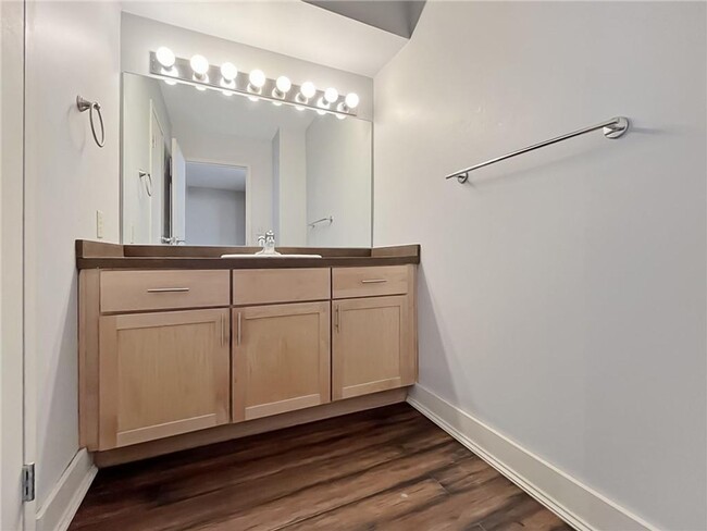 Building Photo - 2 Bedroom / 1.5 Bath Unit in Metropolitan ...