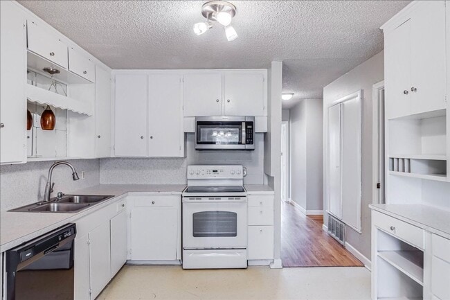 Building Photo - 6046 Hugo Dr