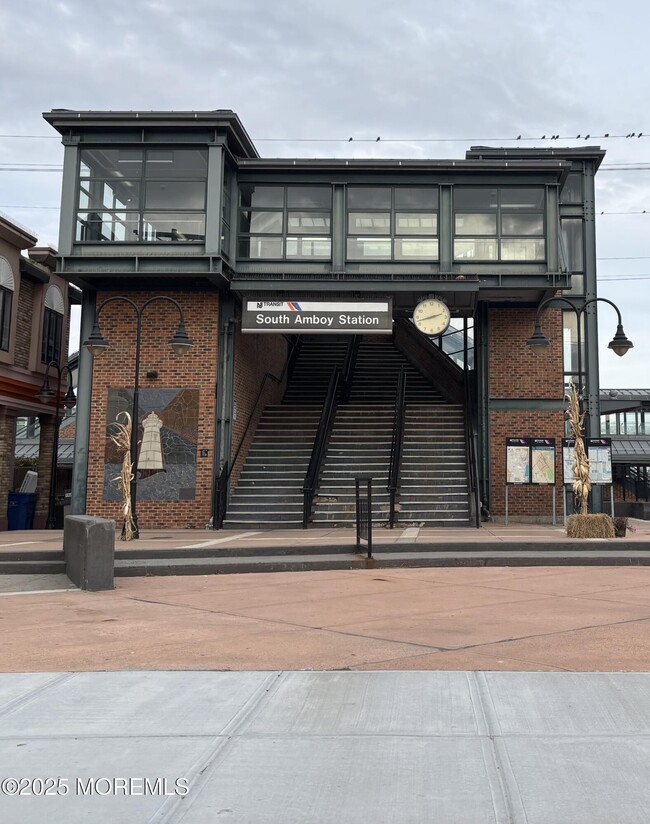 Building Photo - 112 N Broadway