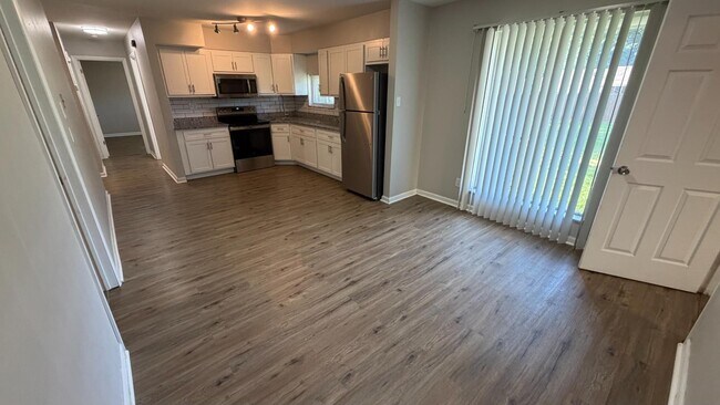 Building Photo - 1118 Soria St