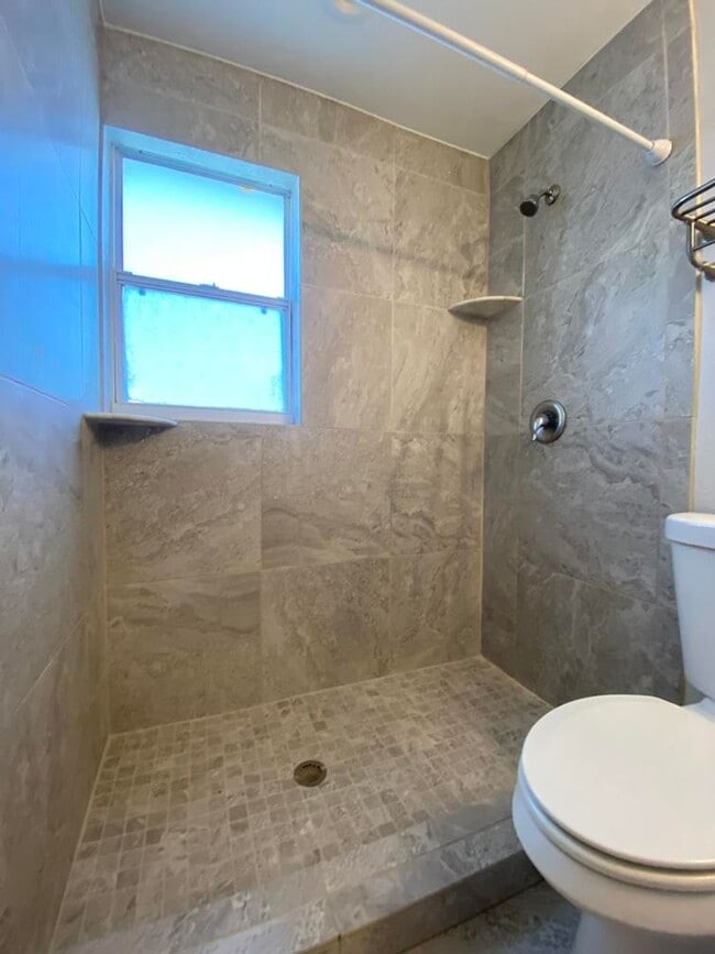 Building Photo - Two Bedroom Beachside Duplex with Garage!