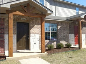 Building Photo - Available Now! 1 Bedroom 1.5 Bath Townhome...