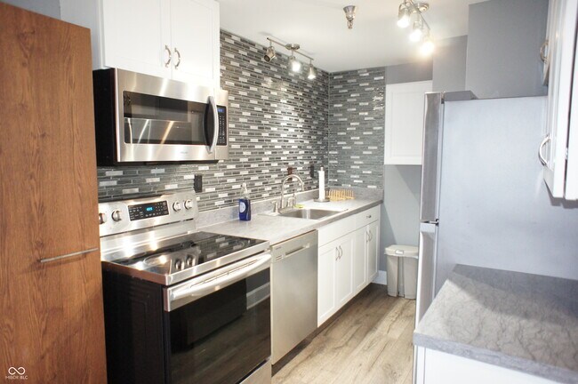 Building Photo - 230 E 9th St