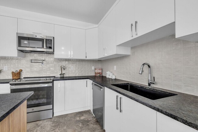 Building Photo - Modern + Classic Feel in the Heart of Downtown Chattanooga | 4 beds, 2.5 baths!