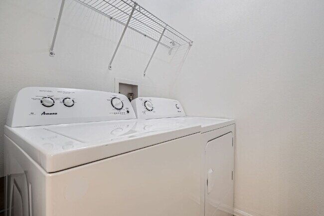 Building Photo - Spacious 1,177 sq ft 3-Bed / 2-Bath Condo ...