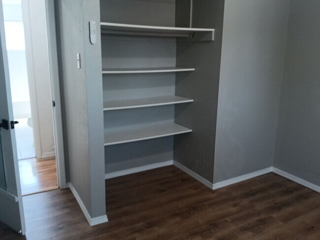 Building Photo - 3 Bedroom, 1 Bathroom Home! Schedule a Showing Soon!