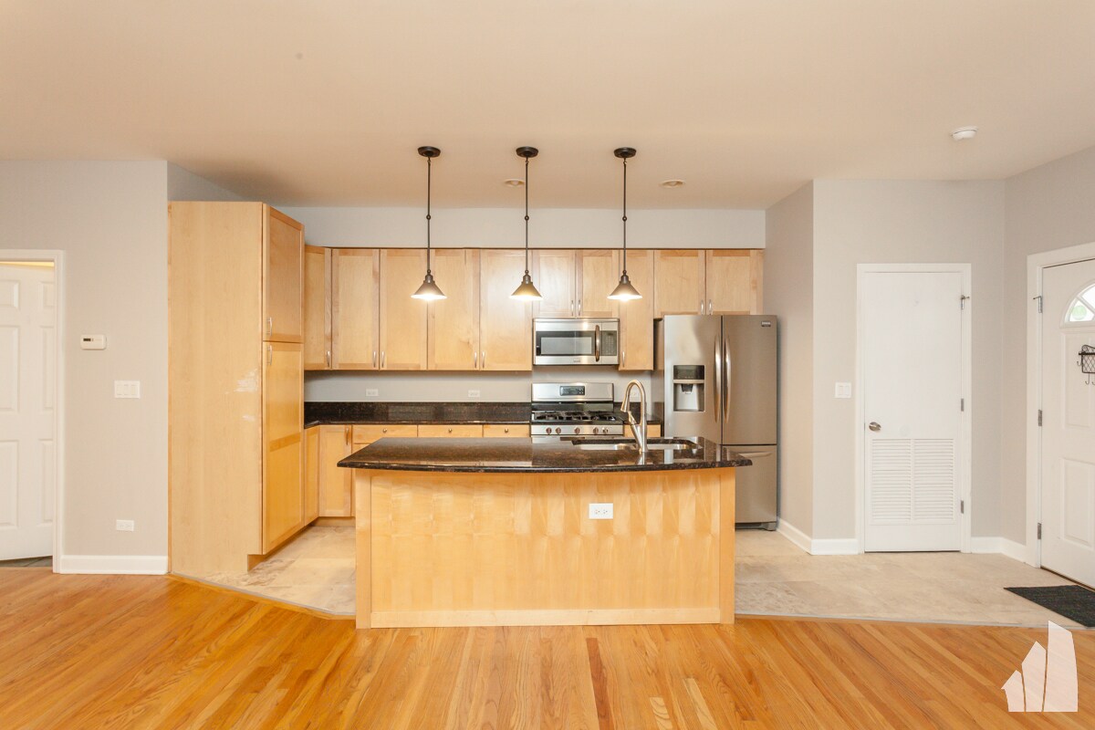 Building Photo - 845 W Lawrence Ave