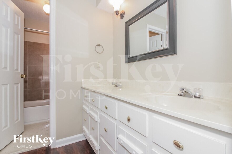 Building Photo - 7161 Oak Chase Ln