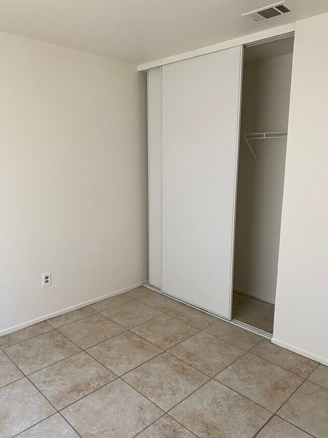 Building Photo - 4 BEDROOM ADELANTO HOME