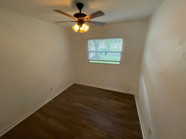 Building Photo - Charming 3-Bedroom Home with 1 Bath and 1-...