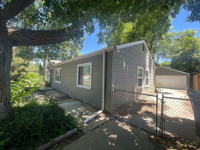 Building Photo - $0 DEPOSIT OPTION. CHARMING 3-BEDROOM HOME WITH LARGE YARD AND EASY ACCESS TO I-25 AND I-225