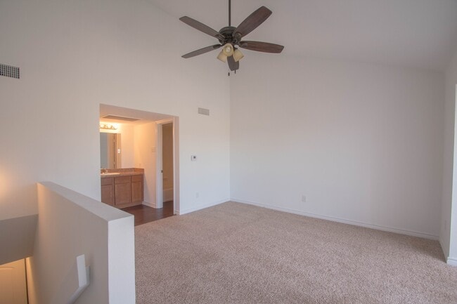 Building Photo - Charming 3-2 condo in private community wi...