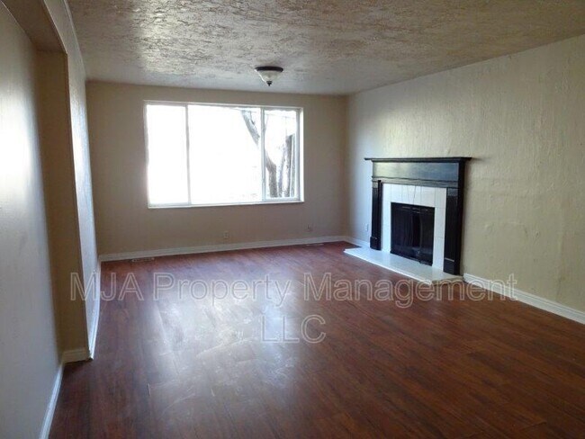 Building Photo - 352 Hampton Ave S