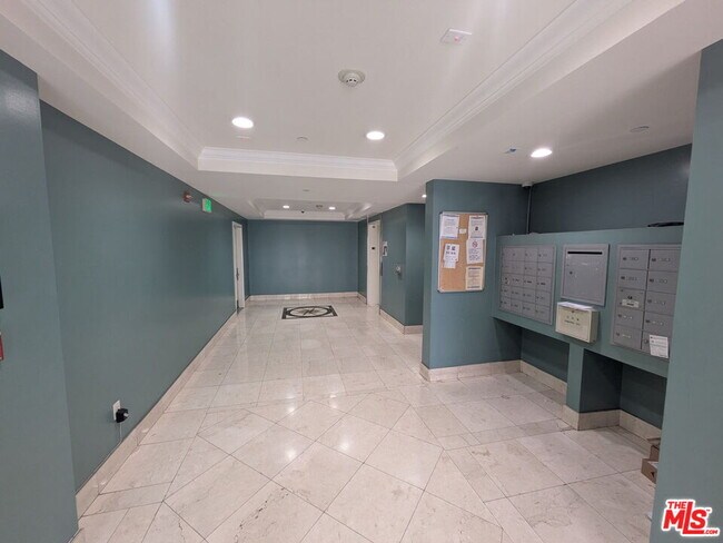 Building Photo - 3061 W 12th Pl