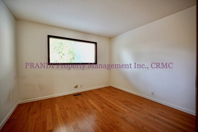 Building Photo - Bright and Cheerful Home in Tam Valley wit...