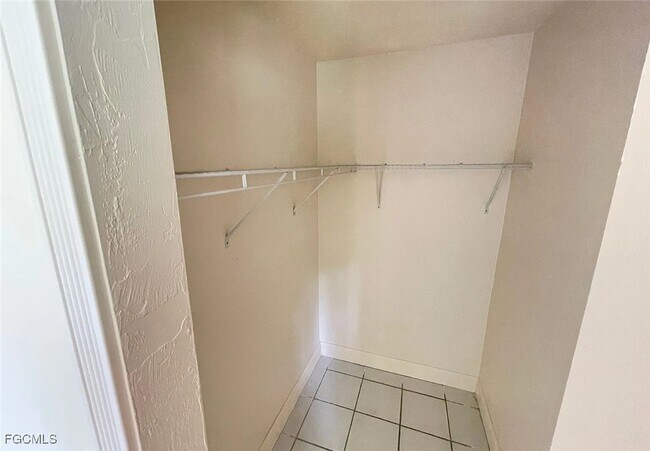 Building Photo - 919 SE 21st Ln