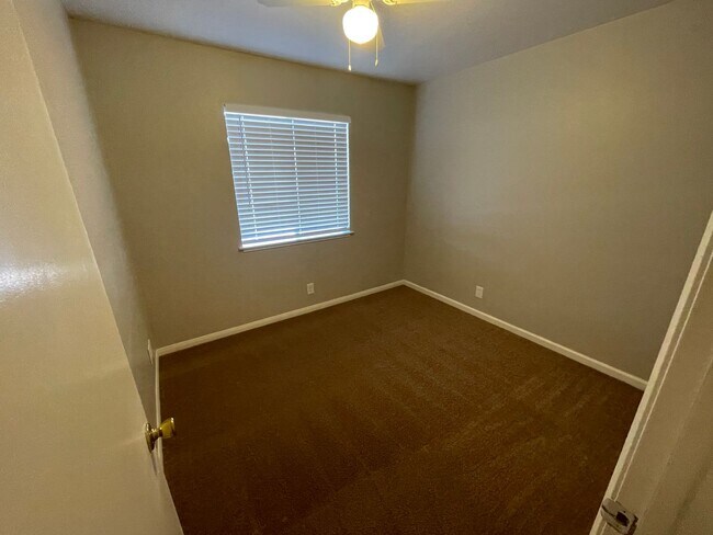 Building Photo - COME SEE THIS LOVELY HOME 3 BEDROOMS AND 2 BATH !