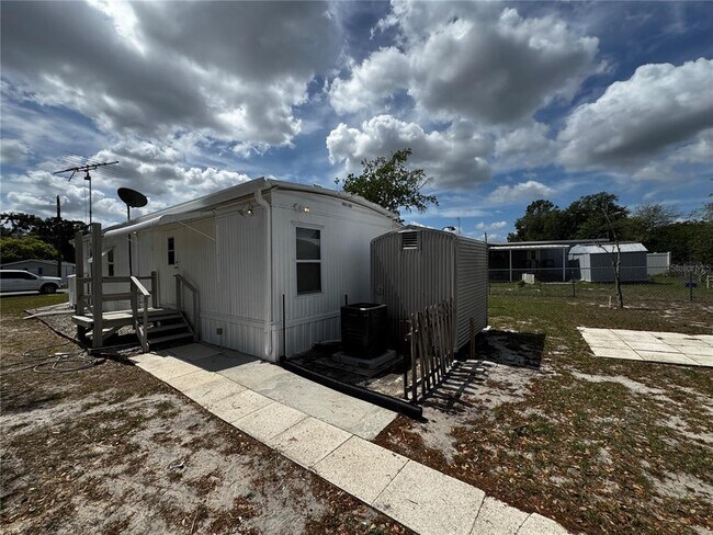 Building Photo - 1350 County Dr